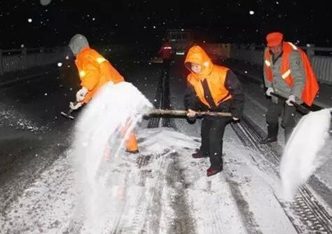 雨雪天氣公路清融雪忙